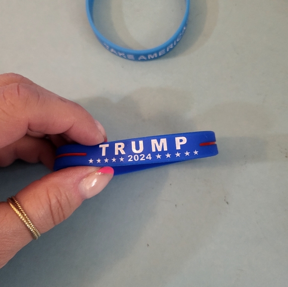 New Pair of Trump 2024 Silicone Support Bracelets - Picture 4 of 5